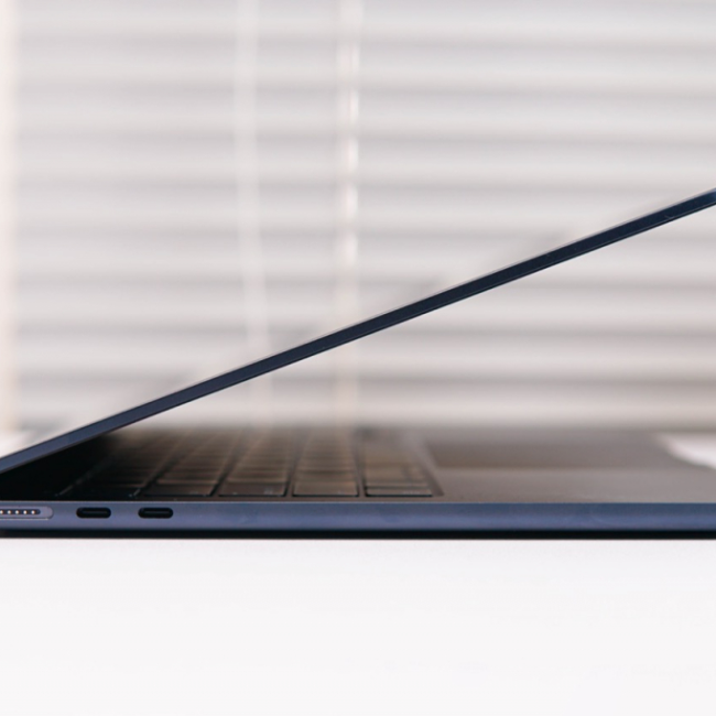 MacBook Air 2022 13 inch Apple M2 16GB RAM 256GB SSD – Like New